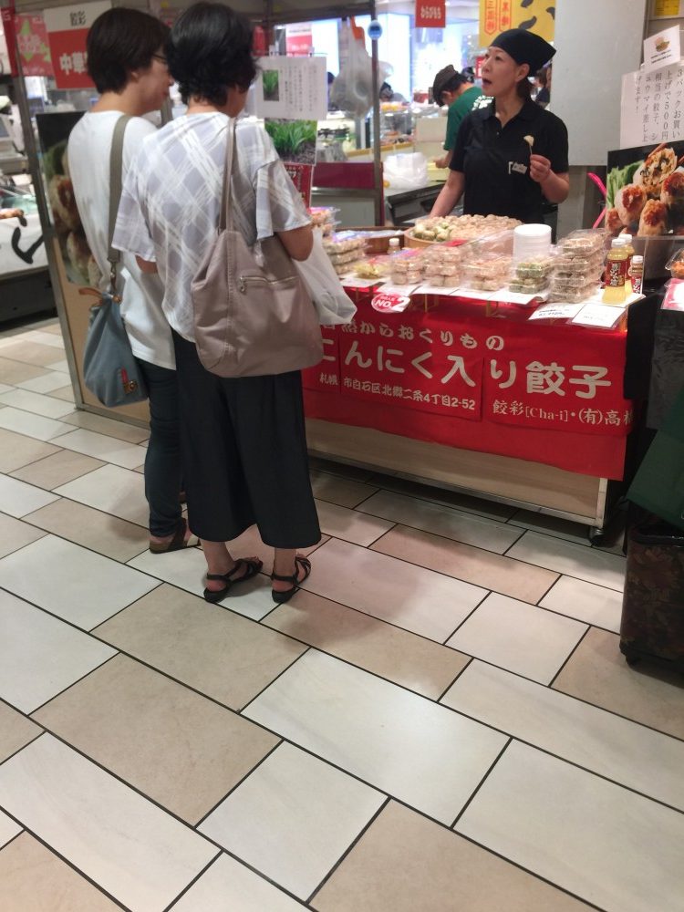 大丸神戸店にて行者にんにく餃子、焼売販売